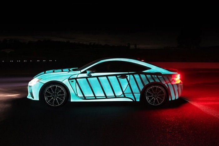 A vezető szívverésének ütemére villogó autó a Lexustól