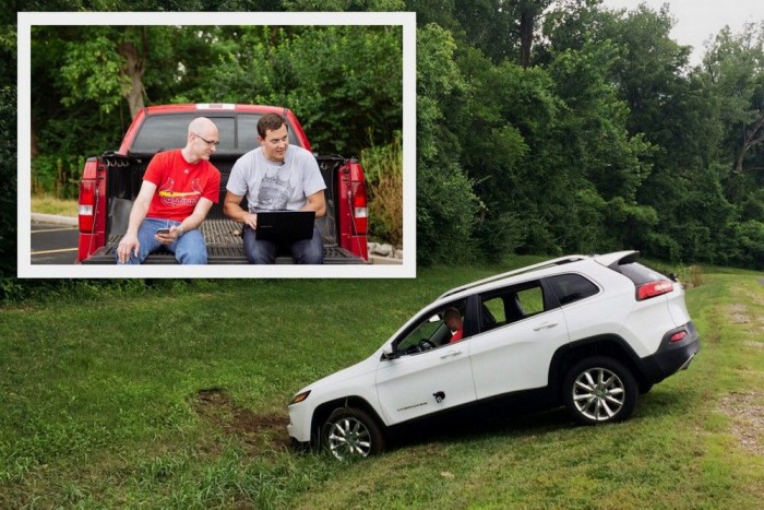 A távolból térítettek el egy autót hekkerek