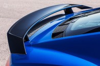 A Plus modellek sajátja a karbonból készült fix hátsó szárny