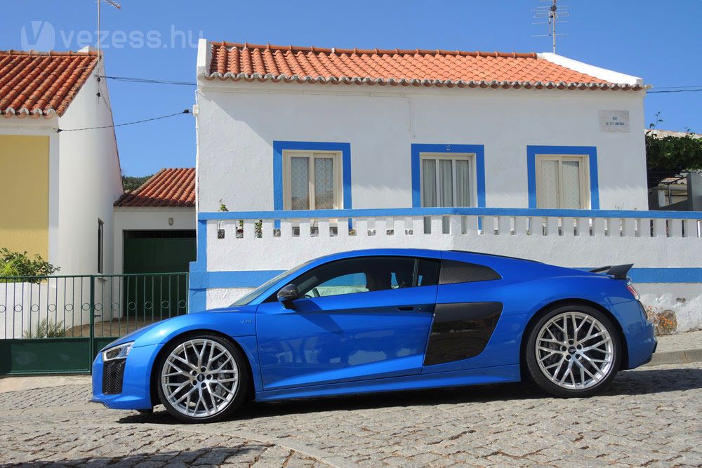 1454 kilót nyom üresen az Audi R8, így csak 2,38 kilót kell mozgatnia, egy-egy lóerőnek