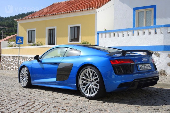 A csúcsmodell álló helyzetből 3,2 másodperc alatt képes elérni a 100 kilométer/órás tempót