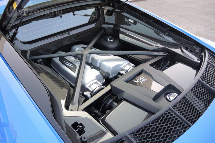 Az 5.2 FSI két változatában szerepel az R8-ban 540 LE és 610 LE teljesítménnyel