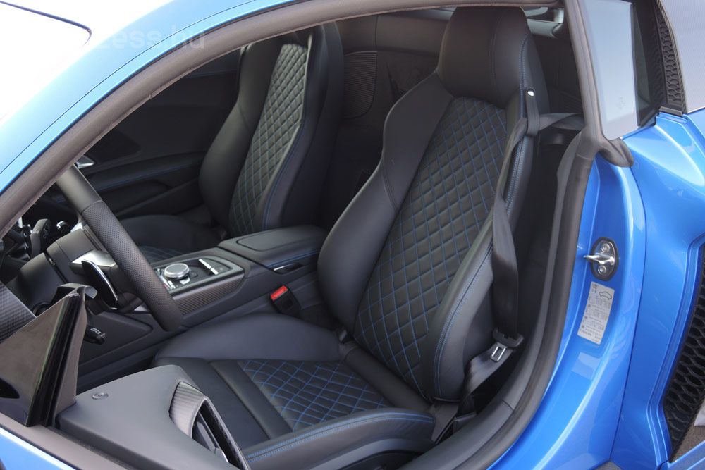 Kényelmes az Audi R8 sportülései, de aki gyakran járna pályanapra, annak érdemes megvenni a kagylóüléseket