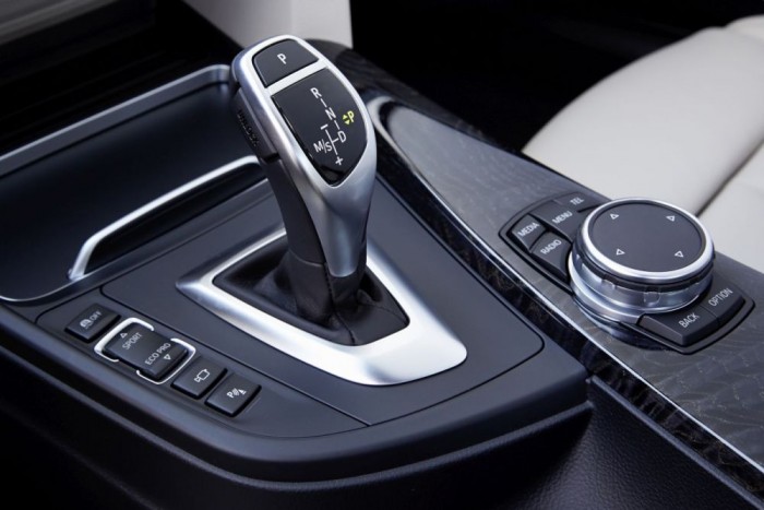 A nyolcfokozatú automata karja még mindig gyönyörű és a körülötte lévő kezelőfelület sem változott, hála az égnek.