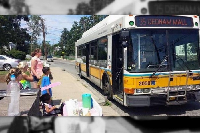 Limonádét vett utasainak egy buszsofőr