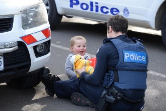 A rendőr, a plüssmaci és a kocsiban rekedt anya kisfia