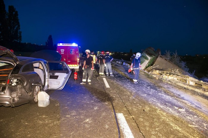Fotók az M7-esen felborult kamionról 13 Fotók az M7-esen felborult kamionról 13