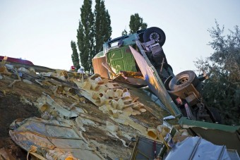 Fotók az M7-esen felborult kamionról