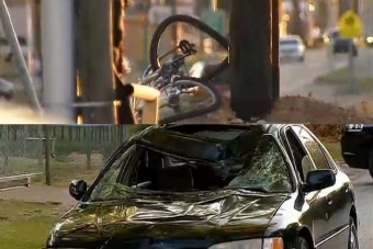 Halott kerékpárossal a szélvédőjében autózott