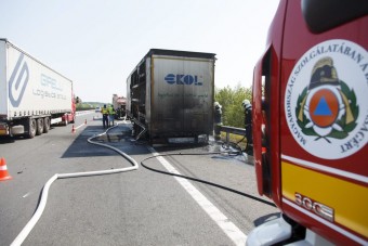 Lezárták az M7-est egy lángoló kamion miatt