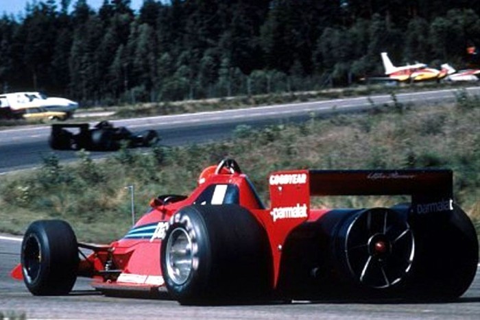 “Lányokat válogattam a Magyar Nagydíjra Laudával” 25 Gordon Murray alkotta meg az ún. fan cart, amelynek ventillátora a motor hűtése mellett kiszívta az autó alól a levegőt. A Brabham ravasz csapatfőnöke bizonyos Bernie Ecclestone volt 1978-ban