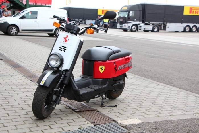 Ahol minden a Ferrari márkáról szól, ott szinte elvárt egy ilyen dekorációval feldobott robogó felbukkanása.