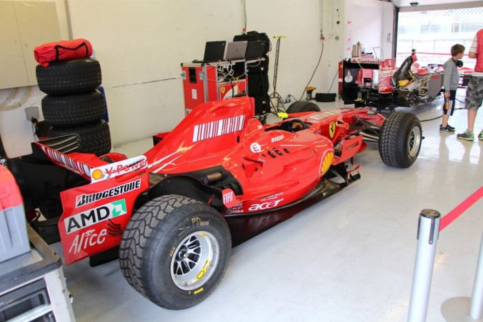 F1 2007, a legutolsó típus, amivel egyéni világbajnoki címet szereztek az olaszok. Kimi Raikkonen akkor nem kis szerencsével végzett az élen, de idén esélye sincs, ahogy tökéletes csapattársának Sebastian Vettelnek sem. 

