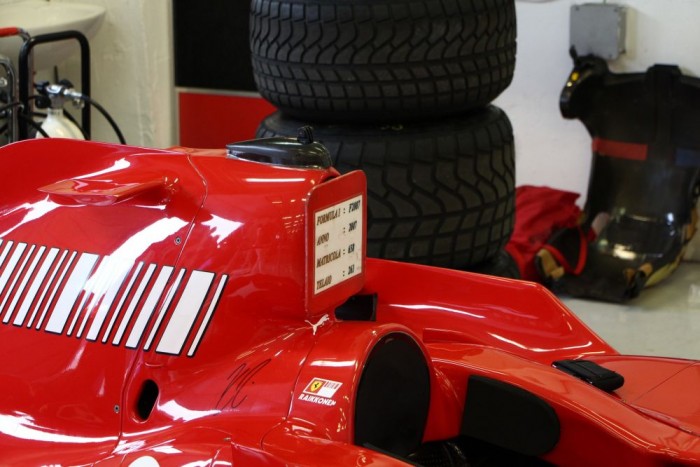 Mondják, hogy a pénz nem boldogít. Viszont, ha egy világbajnok Ferrarival körözhetsz a világ legjobb versenypályáin, az igen. 