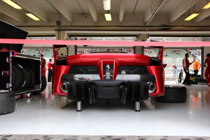 Amikor az 1050 lóerő, és a 900 Nm nyomaték tapadást talál, akkor mindenkinek ez a látvány jut az FXX K-ból. A 