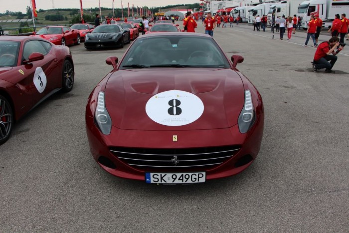 Nem mindennapi parkoló - a paddock területére csak Ferrarikat vártak a szervezők, jöttek is szép számmal. A képen egy California T, Az eddigi 490 helyett büszke 560 lóerővel. Vadonatúj, 3,8 literes, nyolchengeres turbómotorja, mindezt úgy tudja, hogy 15 százalékkal takarékosabb is lett.