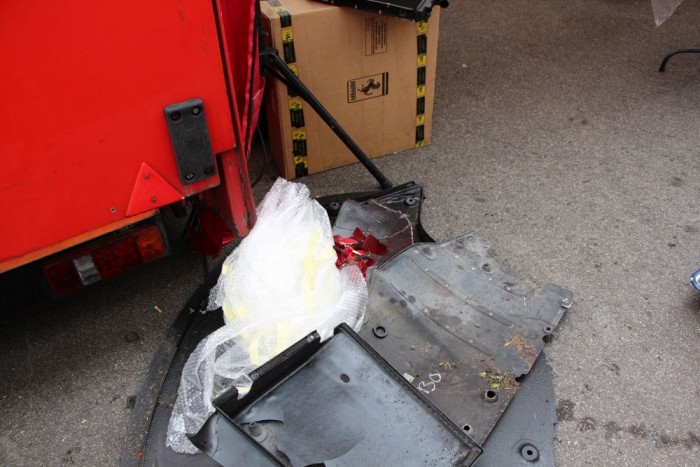 Ahol fát vágnak ott hullik a forgács. 