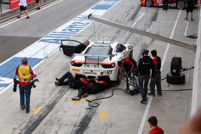 Munkában a szerelők.