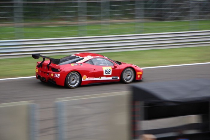 Bár főleg önmaguk szórakoztatásáról szól a Ferrari Racing Days, azért a pályán történő események nézőként sem unalmasak.