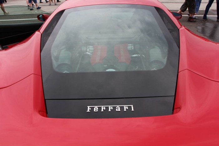 A klasszikus Ferrari féle magamutogatás, amit imádunk. Ilyen V8-ast elrejteni vétek, hadd lássa az utca népe fedélnyitogatás nélkül is.