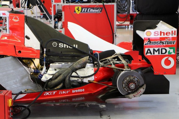 Az aranykor darabja, mérnöki-művészeti alkotás. V10-es olasz módra. Ahogy az öt összefonódó leömlő trombitál, ahhoz nem hasonlítható semmi.