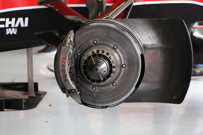 Többek között a fékek miatt jelenti a csúcsot még mindig a Forma-1. Ezek a csúcstechnológiás karbon-kerámia rendszerek képesek az autót 320 km/h-ról 3 másodperc alatt 80 km/h-ra lassítani 100 méter úton.

Read more: http://www.gpextra.hupont.hu/3/f1-technika#ixzz3guS4OpI0