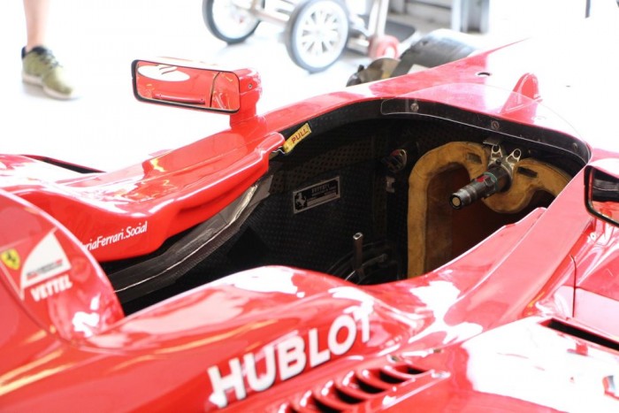 Vettel neve szerepel a karosszérián, de ez nem a 2015-ös autó, a parádékon inkább a közönség fülét terrorizáló szívómotorokkal szerelt, korábbi autók futnak.