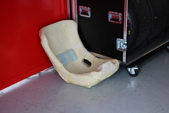 Egy filléres darab, ami elengedhetetlen eleme a sebességmámor legmagasabb szintjeinek eléréséhez. Az egyedileg formázott ülés szavatolja a legjobb tartást egy F1-es autó karbonszálas karosszériájában ülve. 