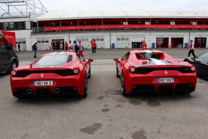 Nincs tükrözve a kép, itt valóban két darab áll az egyik legkívánatosabb, igen ritka Ferrari 458 variánsból. 