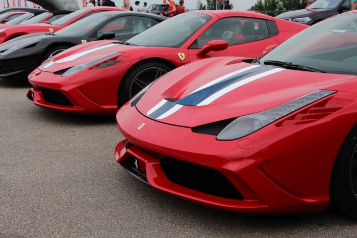 Ha már hátulról készült kép, elölről sem maradhattak ki, de a szenvedélyesen agresszív kialakítás mellé jöjjön egy érdekes infómorzsa: A 4,5 literes motorral szerelt csődőr abszolút és relatív értelemben véve is rekorder: a Ferrari utcai autóba nem épített még erősebb nyolchengeres szívómotort a 605 lóerős, 540 Nm nyomatékú blokknál