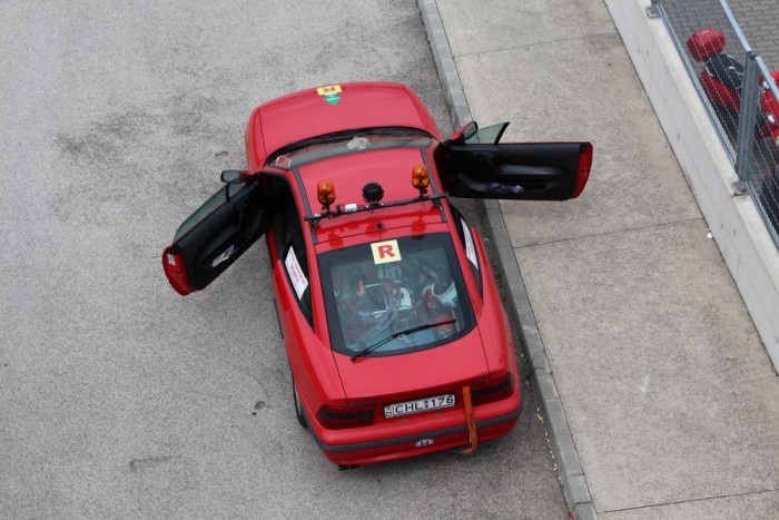 Kivételes szépségű darab, a pályát biztosító személyzet szolgálatában álló Opel Calibra. Nem Ferrari, de legalább vörös. 