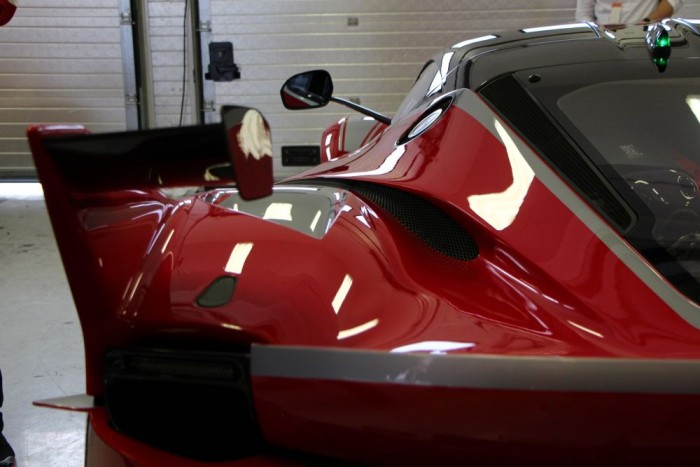 A két végén kialakított áramvonalidom a leszorítóerőt hivatott fokozni. Mindez azt jelenti, hogy az áramvonalas konfigurációban 50, az agresszívabb aerodinamikai beállítás mellett 30 százalékkal nőtt a leszorítóerő.