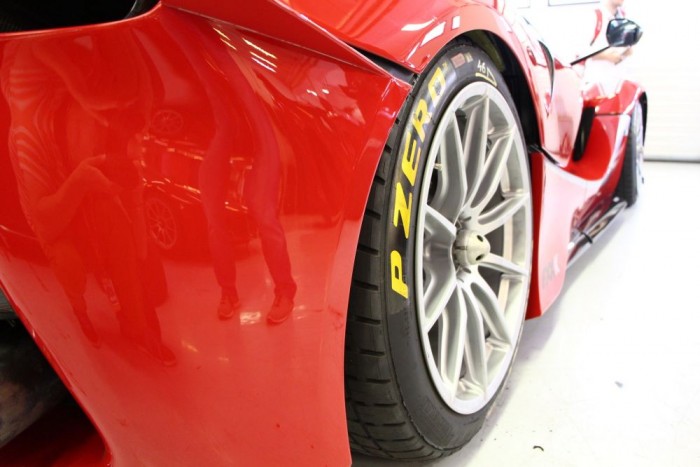 A rakéta Pirelli P Zero abroncsokon gördül, amelyekben speciális szenzorok mérik a gyorsulásokat, a hőmérsékletet és a nyomást. 