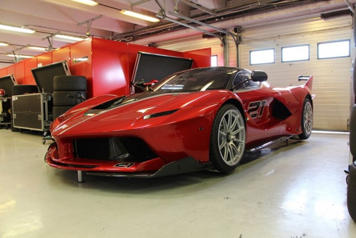 Kísérleti, avagy labor autó, ki tudja mihez. A minket körbevezető Ferrari munkatárs szerint ezzel a konstrukcióval nincs mód F1-es alkatrészek tesztelésére. 