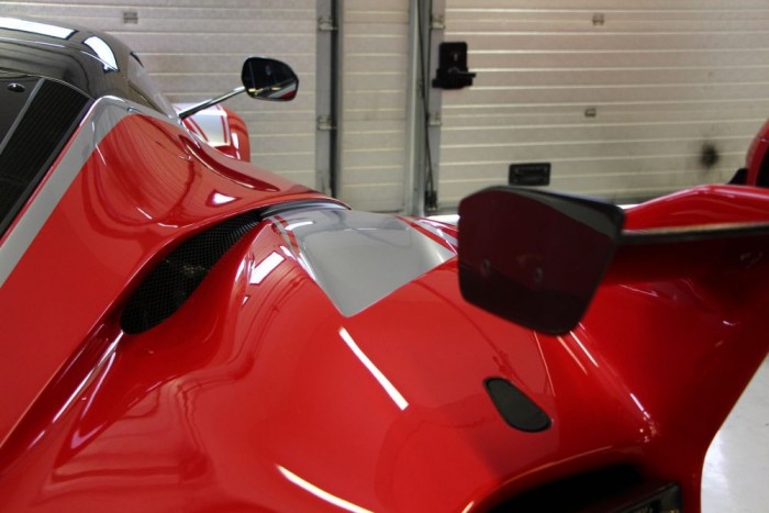 Brutális. Elcsépelt jelző de az FXX K esetén muszáj elsütni. A fejlet aero-csomag kecses hipersport-autóból egy eddig nem látott szintet nyitott meg, ahol még a leginkább kiégett milliárdos adrenalin függők is kapnak egy ájulásig ható adagot. 