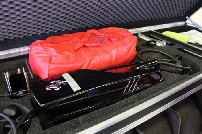 A hibrid KERS rendszert kifejezetten jelentős teljesítmény-fokozásra hangolták; a kormányon elhelyezett tárcsával négyféle üzemmód állítható be.

A kvalifikáció limitált számú kör alatt hozza ki a maximumot a tárolóból, a Long Run módus hosszú távú versenyen optimalizálja a teljesítményt,  a manuális rásegítés a vezető igénye szerint bevethető, pillanatnyi teljesítménynövelést takar, míg a gyorstöltés az akkumulátorok minél rövidebb időn belüli feltöltésére szolgál.