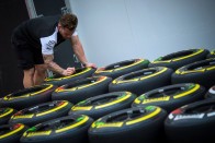 F1: A Lotus késve fizetett, majdnem a garázsban maradt 94