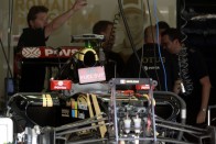 F1: A Lotus késve fizetett, majdnem a garázsban maradt 97