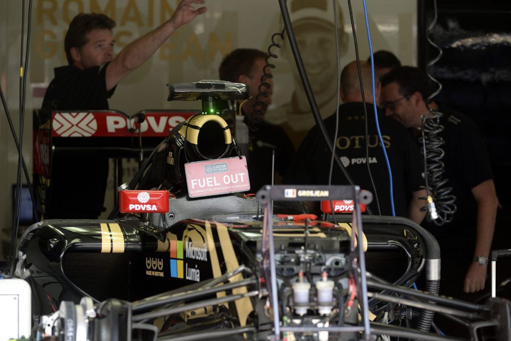 F1: A Lotus késve fizetett, majdnem a garázsban maradt 45