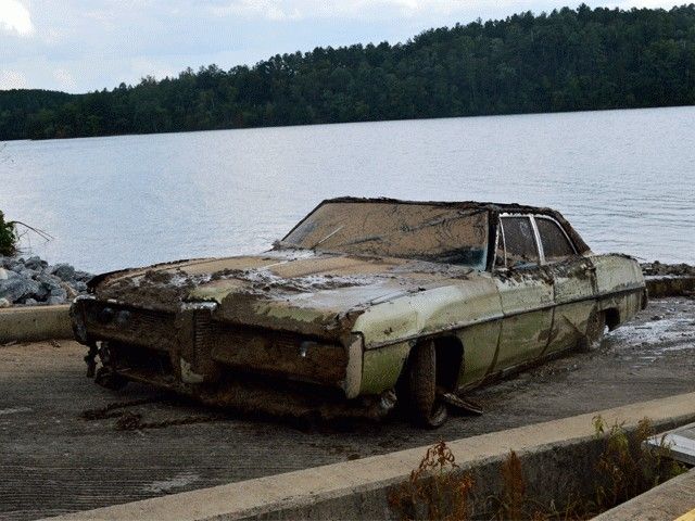 43 évig állt a tóban az autó, benne egy ember maradványaival 1