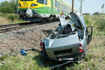 Autót semmisített meg egy vonat Csornán