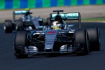 F1: Hamiltoné az edzés, Räikkönen szárnyaszegetten a 3.