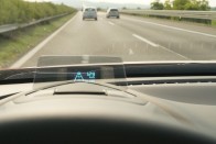 Nem igazán jó ez a típusú plexilapkás Head-Up Display. Olcsóbb gyártani, mint a szélvédőre vetítő, minden autó ablakához egyedileg kalibrált berendezéseket, de nincs elég magasan a kép, alig pár centivel kellene csak lejjebb nézni az igazi műszeregységre