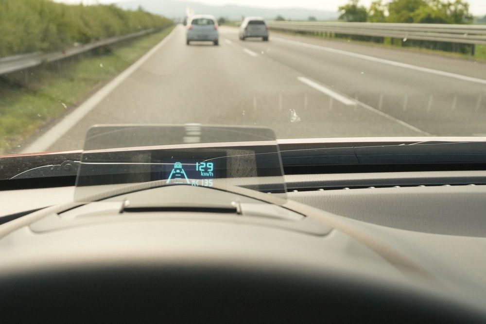Nem igazán jó ez a típusú plexilapkás Head-Up Display. Olcsóbb gyártani, mint a szélvédőre vetítő, minden autó ablakához egyedileg kalibrált berendezéseket, de nincs elég magasan a kép, alig pár centivel kellene csak lejjebb nézni az igazi műszeregységre