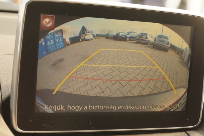 Tolatókamera van, de a képe nem olyan éles és szép, mint számos konkurens modellé