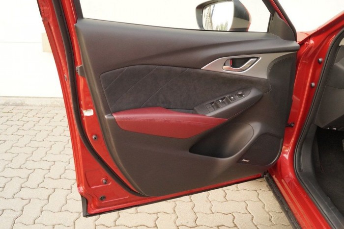 Gyönyörű és elegáns az ajtókárpit, textil, bőr, fém, műanyag és egy BOSE feliratú hangszórótakaró