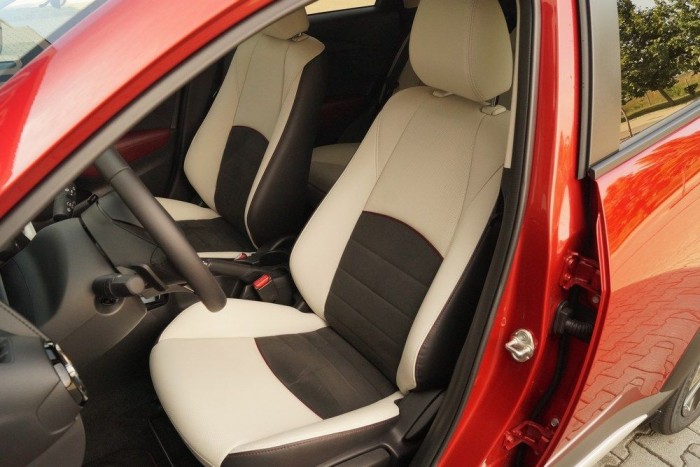 Az ülések szépek, de kisautósak, keskenyek, az ülőlap rövid