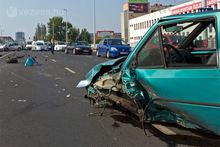 Négy autó és busz ütközött a Váci úton 9 Négy autó és busz ütközött a Váci úton 9