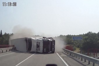 Ettől a kamionbalesettől összeszorul a gyomrod