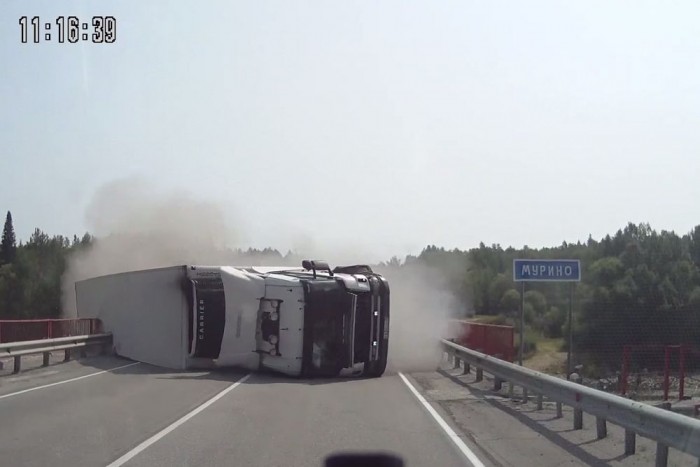 Ettől a kamionbalesettől összeszorul a gyomrod